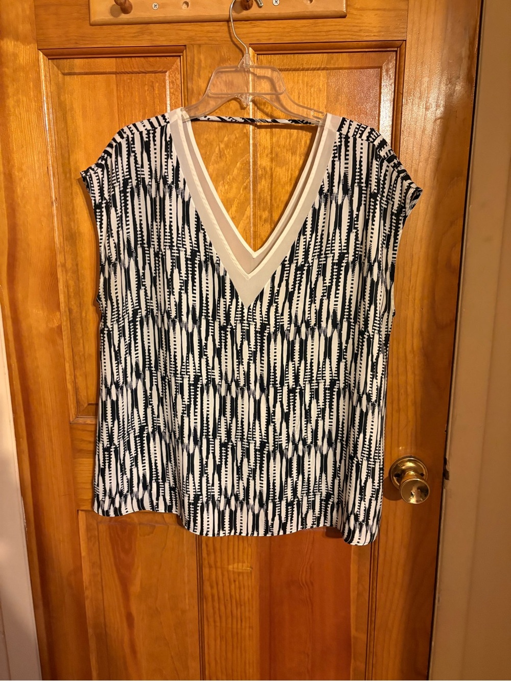 Express Women's Black & White V-Neck Patterned Top